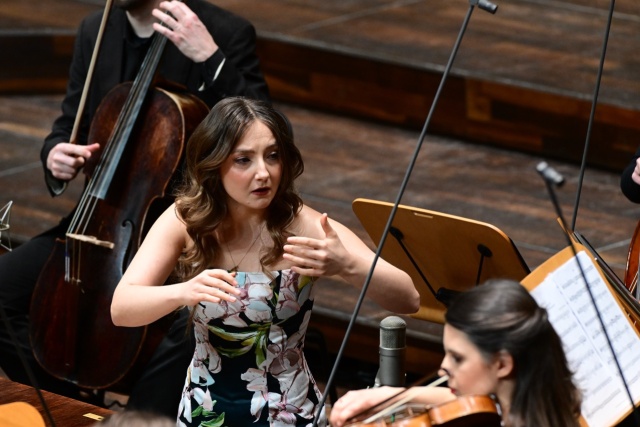 Aleksandra Świgut – pianistka prowadzi zza fortepianu Sébastiena Érarda z 1858 roku Orkiestrę Arte dei Suonatori. Fot. Marcin Bielecki Aleksandra Świgut zachwyciła melomanów Złotej Sali Filharmonii w Szczecinie [ROZMOWA z ARTYSTKĄ, ZDJĘCIA]