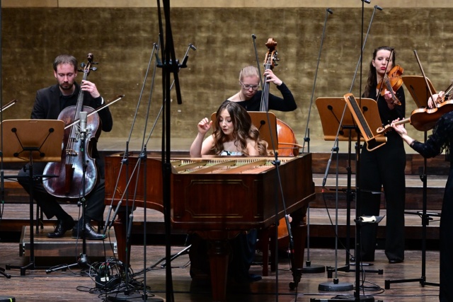 Aleksandra Świgut – pianistka gra na fortepianie Sébastiena Érarda z 1858 roku z Orkiestrą Arte dei Suonatori. Fot. Marcin Bielecki Aleksandra Świgut zachwyciła melomanów Złotej Sali Filharmonii w Szczecinie [ROZMOWA z ARTYSTKĄ, ZDJĘCIA]