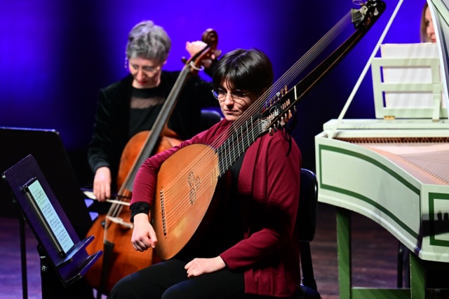 Giorgia Zanin (teorba). Fot. Marcin Bielecki Bravo bravissimo dla Giardino di Delicie. Koncert w Filharmonii im. Mieczysława Karłowicza w Szczecinie [ROZMOWA z ARTYSTKAMI, ZDJĘCIA]