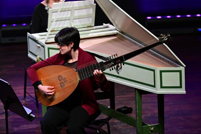 Giorgia Zanin (teorba). Fot. Marcin Bielecki Bravo bravissimo dla Giardino di Delicie. Koncert w Filharmonii im. Mieczysława Karłowicza w Szczecinie [ROZMOWA z ARTYSTKAMI, ZDJĘCIA]