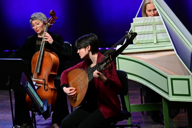 Giorgia Zanin (teorba). Fot. Marcin Bielecki Bravo bravissimo dla Giardino di Delicie. Koncert w Filharmonii im. Mieczysława Karłowicza w Szczecinie [ROZMOWA z ARTYSTKAMI, ZDJĘCIA]