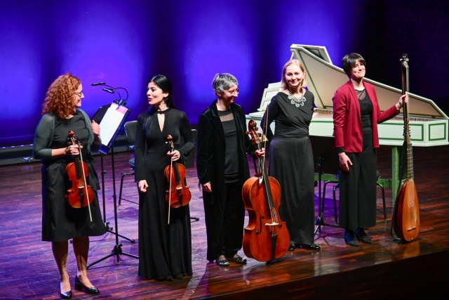 Giardino di Delicie przyjmuje gorące brawa publiczności. Fot. Marcin Bielecki Bravo bravissimo dla Giardino di Delicie. Koncert w Filharmonii im. Mieczysława Karłowicza w Szczecinie [ROZMOWA z ARTYSTKAMI, ZDJĘCIA]