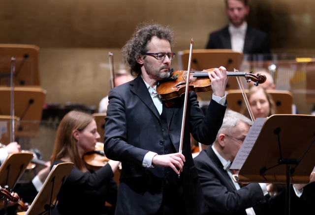 Mariusz Patyra – skrzypek. Fot. Cezary Aszkiełowicz Mariusz Patyra zachwycił melomanów Złotej Sali Filharmonii [ROZMOWA z ARTYSTĄ, ZDJĘCIA]