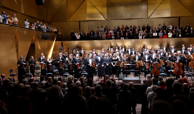 Mariusz Patyra – skrzypek, Magda Miśka-Jackowska – prowadząca koncert i Orkiestra Symfoniczna Filharmonii im. Mieczysława Karłowicza w Szczecinie pod batutą Przemysława Neumanna przyjmują owacyjne brawa publiczności. Fot. Cezary Aszkiełowicz Mariusz Patyra zachwycił melomanów Złotej Sali Filharmonii [ROZMOWA z ARTYSTĄ, ZDJĘCIA]