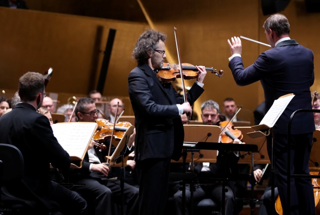 Mariusz Patyra – skrzypek z Orkiestrą Symfoniczną Filharmonii im. Mieczysława Karłowicza w Szczecinie pod batutą Przemysława Neumanna. Fot. Cezary Aszkiełowicz Mariusz Patyra zachwycił melomanów Złotej Sali Filharmonii [ROZMOWA z ARTYSTĄ, ZDJĘCIA]