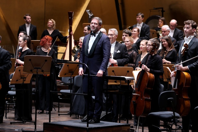 Przemysław Neumann – dyrygent przyjmuje owacyjne brawa publiczności Fot. Cezary Aszkiełowicz Mariusz Patyra zachwycił melomanów Złotej Sali Filharmonii [ROZMOWA z ARTYSTĄ, ZDJĘCIA]