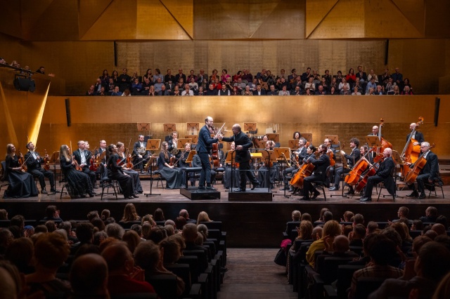 Wspólne podziękowania wiolonczelisty Macieja Kułakowskiego i dyrygenta Macieja Tworka za koncert. Fot. Sebastian Wołosz Maciej Kułakowski i Maciej Tworek zachwycili melomanów Filharmonii w Szczecinie [ROZMOWA z ARTYSTAMI, ZDJĘCIA]