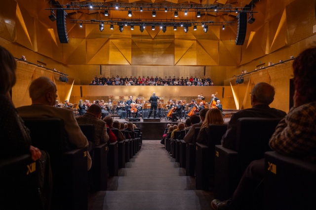 Maciej Kułakowski (wiolonczela) gra z Orkiestrą Symfoniczną Filharmonii im. Mieczysława Karłowicza w Szczecinie pod batutą Macieja Tworka. Fot. Sebastian Wołosz Maciej Kułakowski i Maciej Tworek zachwycili melomanów Filharmonii w Szczecinie [ROZMOWA z ARTYSTAMI, ZDJĘCIA]