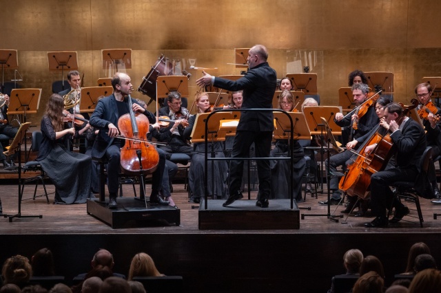 Maciej Kułakowski (wiolonczela) gra z Orkiestrą Symfoniczną Filharmonii im. Mieczysława Karłowicza w Szczecinie pod batutą Macieja Tworka. Fot. Sebastian Wołosz Maciej Kułakowski i Maciej Tworek zachwycili melomanów Filharmonii w Szczecinie [ROZMOWA z ARTYSTAMI, ZDJĘCIA]