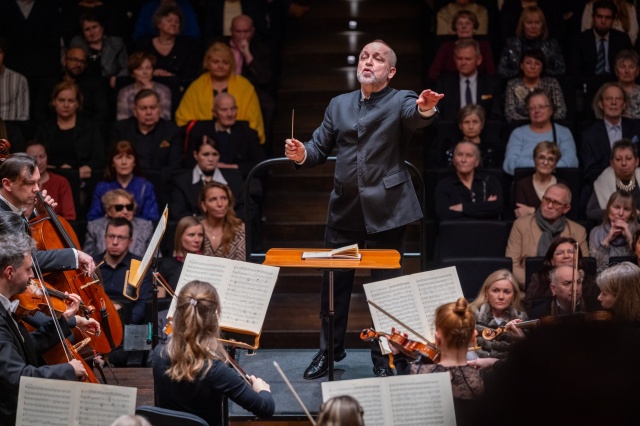 Maciej Tworek dyryguje wiolonczelistą Maciejem Kułakowskim i Orkiestrą Symfoniczną Filharmonii im. Mieczysława Karłowicza w Szczecinie. Fot. Sebastian Wołosz Maciej Kułakowski i Maciej Tworek zachwycili melomanów Filharmonii w Szczecinie [ROZMOWA z ARTYSTAMI, ZDJĘCIA]