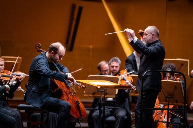 Maciej Kułakowski – wiolonczelista i Maciej Tworek – dyrygent. Fot. Sebastian Wołosz Maciej Kułakowski i Maciej Tworek zachwycili melomanów Filharmonii w Szczecinie [ROZMOWA z ARTYSTAMI, ZDJĘCIA]