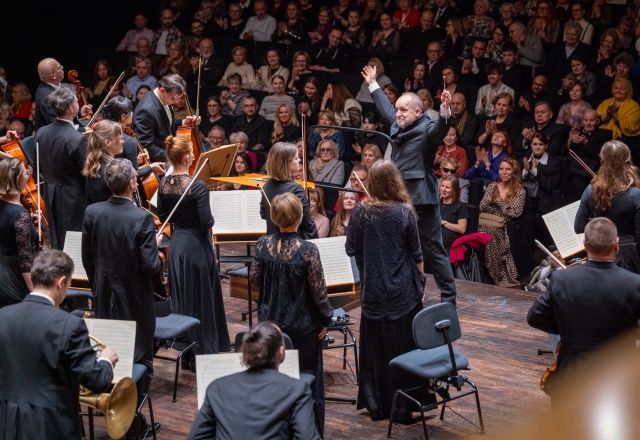 Maciej Tworek – dyrygent dziękuje za koncert Orkiestrze Symfonicznej Filharmonii im. Mieczysława Karłowicza w Szczecinie. Fot. Sebastian Wołosz Maciej Kułakowski i Maciej Tworek zachwycili melomanów Filharmonii w Szczecinie [ROZMOWA z ARTYSTAMI, ZDJĘCIA]