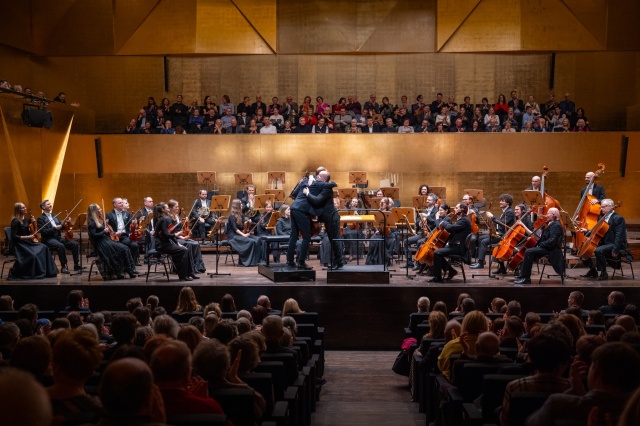 Wspólne podziękowania wiolonczelisty Macieja Kułakowskiego i dyrygenta Macieja Tworka za koncert. Fot. Sebastian Wołosz Maciej Kułakowski i Maciej Tworek zachwycili melomanów Filharmonii w Szczecinie [ROZMOWA z ARTYSTAMI, ZDJĘCIA]