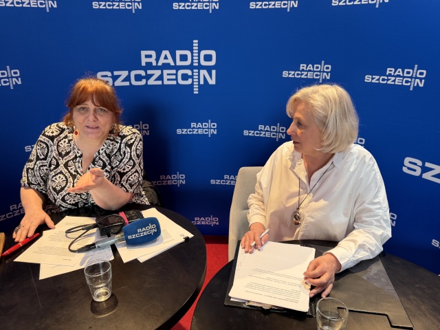 Małgorzata Frymus (od lewej) i Agata Rokicka. Kontrapunktowe studio Radia Szczecin w Teatrze Polskim. Fot. Łukasz Nyks Radio Szczecin na Kontrapunkcie [POSŁUCHAJ/GALERIA ZDJĘĆ]