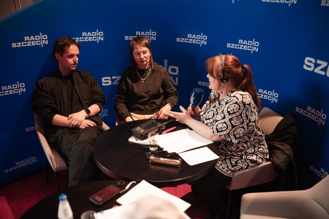 Piotr Wawer Jr. (od lewej), Weronika Szczawińska i Małgorzata Frymus. Kontrapunktowe studio Radia Szczecin w Teatrze Polskim. Fot. Piotr Nykowski Radio Szczecin na Kontrapunkcie [POSŁUCHAJ/GALERIA ZDJĘĆ]