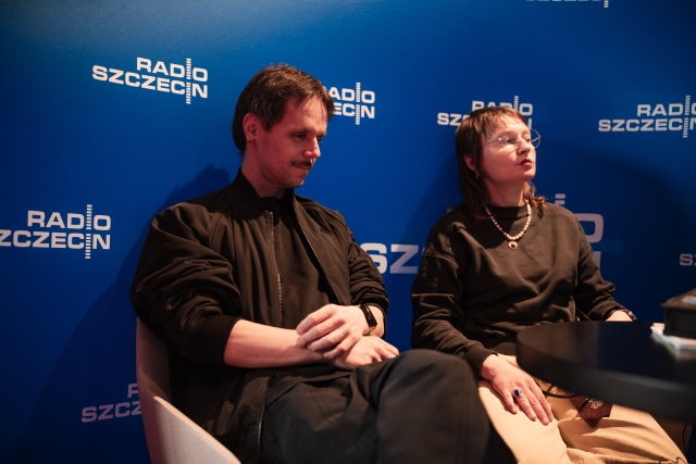 Piotr Wawer Jr. (od lewej) i Weronika Szczawińska. Kontrapunktowe studio Radia Szczecin w Teatrze Polskim. Fot. Piotr Nykowski Radio Szczecin na Kontrapunkcie [POSŁUCHAJ/GALERIA ZDJĘĆ]
