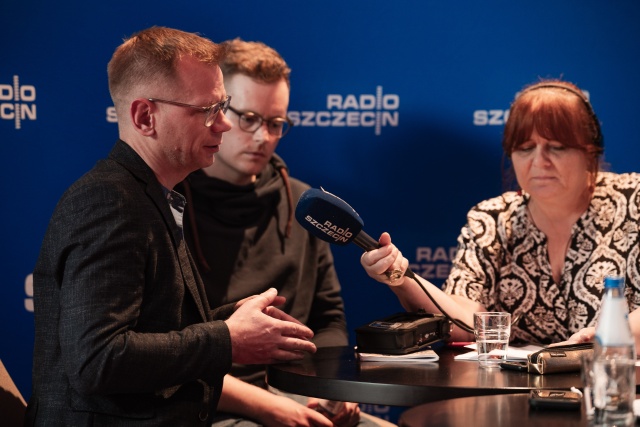 Tomasz Lewandowski (od lewej), Michał Rogulski, Małgorzata Frymus. Kontrapunktowe studio Radia Szczecin w Teatrze Polskim. Fot. Piotr Nykowski Radio Szczecin na Kontrapunkcie [POSŁUCHAJ/GALERIA ZDJĘĆ]