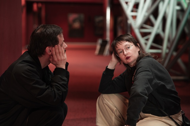 Czekając na... Piotr Wawer Jr. (od lewej) i Weronika Szczawińska. Kontrapunktowe studio Radia Szczecin w Teatrze Polskim. Fot. Piotr Nykowski Radio Szczecin na Kontrapunkcie [POSŁUCHAJ/GALERIA ZDJĘĆ]