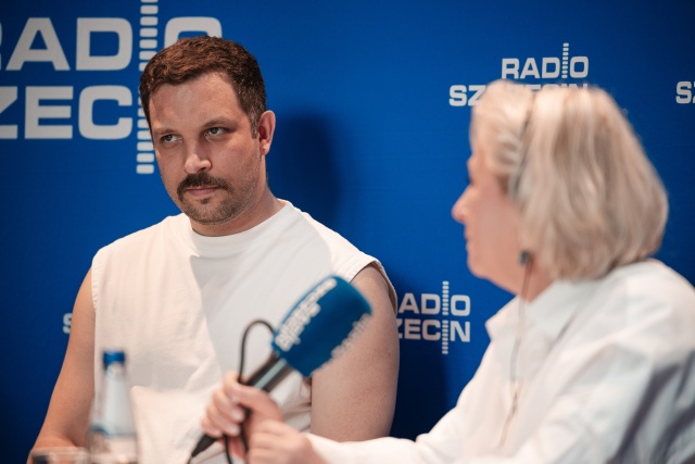 Michał Buszewicz (od lewej) i Agata Rokicka. Kontrapunktowe studio Radia Szczecin w Teatrze Polskim. Fot. Piotr Nykowski Radio Szczecin na Kontrapunkcie [POSŁUCHAJ/GALERIA ZDJĘĆ]