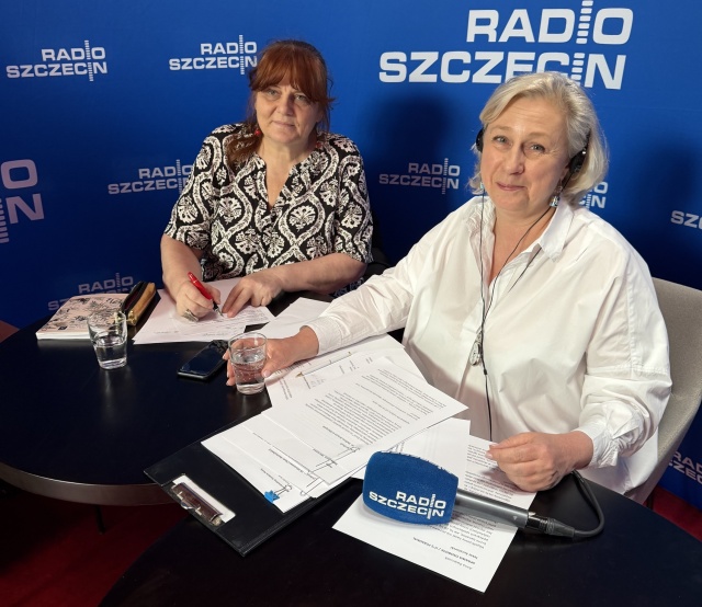 Małgorzata Frymus (od lewej) i Agata Rokicka. Kontrapunktowe studio Radia Szczecin w Teatrze Polskim. Fot. Łukasz Nyks Radio Szczecin na Kontrapunkcie [POSŁUCHAJ/GALERIA ZDJĘĆ]