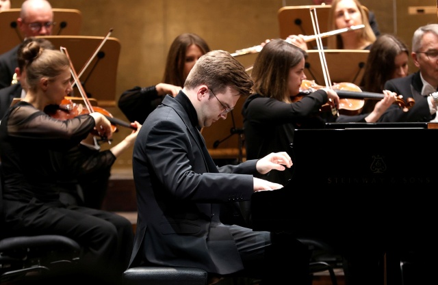 Piotr Alexewicz – pianista. Fot. Cezary Aszkiełowicz Piotr Alexewicz zachwycił Brahmsem w Złotej Sali Filharmonii w Szczecinie [ROZMOWA z ARTYSTĄ, ZDJĘCIA]