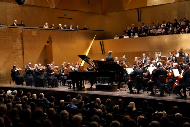 Piotr Alexewicz gra z Orkiestrą Symfoniczną Filharmonii im. Mieczysława Karłowicza w Szczecinie pod batutą Manuela Hernándeza Silva'y. Fot. Cezary Aszkiełowicz Piotr Alexewicz zachwycił Brahmsem w Złotej Sali Filharmonii w Szczecinie [ROZMOWA z ARTYSTĄ, ZDJĘCIA]