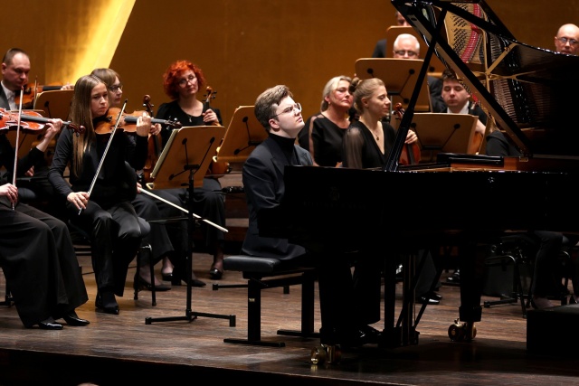Piotr Alexewicz – pianista. Fot. Cezary Aszkiełowicz Piotr Alexewicz zachwycił Brahmsem w Złotej Sali Filharmonii w Szczecinie [ROZMOWA z ARTYSTĄ, ZDJĘCIA]