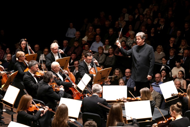 Manuel Hernández Silva dyryguje Orkiestrą Symfoniczną Filharmonii im. Mieczysława Karłowicza w Szczecinie. Fot. Cezary Aszkiełowicz Piotr Alexewicz zachwycił Brahmsem w Złotej Sali Filharmonii w Szczecinie [ROZMOWA z ARTYSTĄ, ZDJĘCIA]