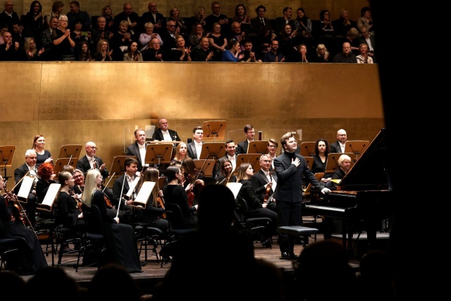 Piotr Alexewicz – pianista dziękuje publiczności za owacyjne brawa. Fot. Cezary Aszkiełowicz Piotr Alexewicz zachwycił Brahmsem w Złotej Sali Filharmonii w Szczecinie [ROZMOWA z ARTYSTĄ, ZDJĘCIA]