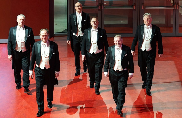 Zespół Sweet Four w składzie: Zdzisław Zawadka – bas (od lewej), Adam Baran (baryton), Adam Kuliś (baryton), Alfred Schelenz (tenor), Jan Kępiński (fortepian) i Krzysztof Machowski (tenor). Fot. Materiały prasowe grupy Sweet Four obchodzi 35-lecie pracy artystycznej [ROZMOWA]