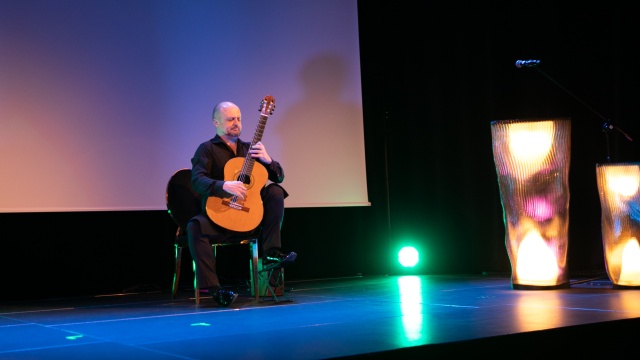 Krzysztof Meisinger – gitarzysta uświetnił uroczystość wręczenia Nagrody Artystycznej Miasta Szczecin za 2025 rok. Fot. Weronika Łyczywek [Radio Szczecin] Przyznano Nagrody Artystyczne i Mecenasa Kultury Szczecina za rok 2025 [POSŁUCHAJ, ZDJĘCIA]
