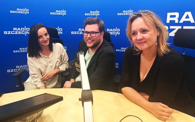 Paulina Kordzielewska z Chóru „Duodecyma” – alt (od lewej), Filip Bańkowski – dyrygent chórów „Melodia” i „Duodecyma” oraz Edyta Turowska – dyrygentka chóru „Melofonika” w Radiu Szczecin Przegląd Chórów Garnizonu Szczecin w 81. rocznicę 12. Szczecińskiej Dywizji Zmechanizowanej [ROZMOWA, ZDJĘCIA]