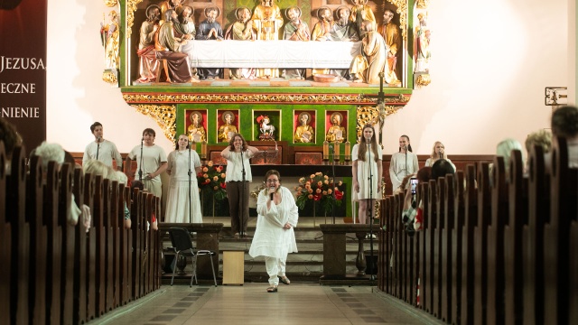Jola Szczepaniak – wokalistka, dyrygentka z zespołami Vocal Summit i Voices Of Grace w Sanktuarium pw. Najświętszego Serca Pana Jezusa w Szczecinie. Fot. Weronika Łyczywek [Radio Szczecin] Muzyka gospel w Międzyzdrojach i Szczecinie na Festiwalu Grünebergowskim [POSŁUCHAJ, ZDJĘCIA]