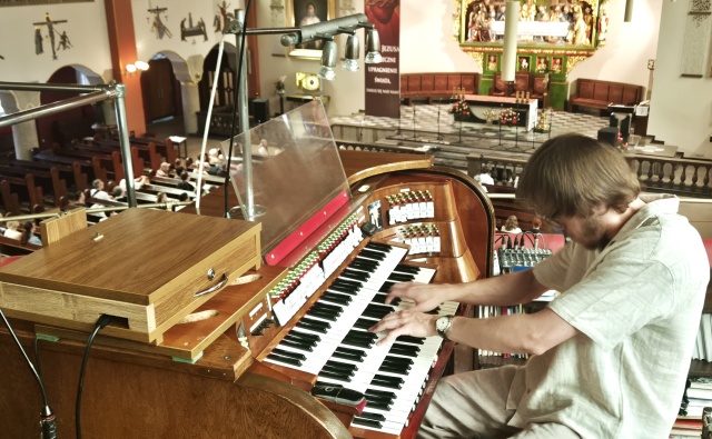 Maciej Wiśniewski gra na organach Barnima Grüneberga opus 754 z 1930 roku w Sanktuarium pw. Najświętszego Serca Pana Jezusa w Szczecinie. Fot. Weronika Łyczywek [Radio Szczecin] Muzyka gospel w Międzyzdrojach i Szczecinie na Festiwalu Grünebergowskim [POSŁUCHAJ, ZDJĘCIA]