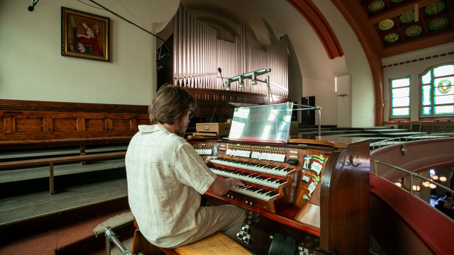 Maciej Wiśniewski gra na organach Barnima Grüneberga opus 754 z 1930 roku w Sanktuarium pw. Najświętszego Serca Pana Jezusa w Szczecinie. Fot. Weronika Łyczywek [Radio Szczecin] Muzyka gospel w Międzyzdrojach i Szczecinie na Festiwalu Grünebergowskim [POSŁUCHAJ, ZDJĘCIA]