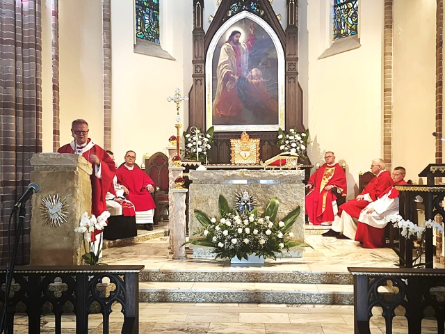Ks. abp Wiesław Śmigiel – metropolita archidiecezji szczecińsko-kamieńskiej w kościele pw. św. Piotra Apostoła w Międzyzdrojach. Fot. Tomasz Krawczyk Muzyka gospel w Międzyzdrojach i Szczecinie na Festiwalu Grünebergowskim [POSŁUCHAJ, ZDJĘCIA]