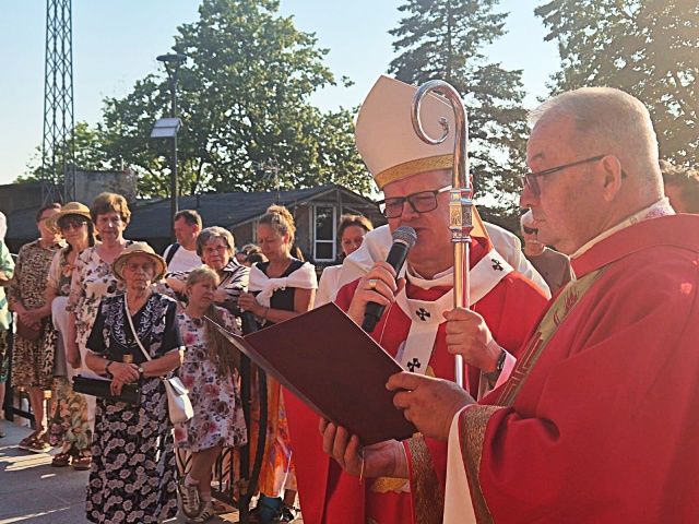 Ks. abp Wiesław Śmigiel – metropolita archidiecezji szczecińsko-kamieńskiej (od lewej) i ks. dr Mariusz Cywka – proboszcz parafii pw. św. Piotra Apostoła w Międzyzdrojach. Fot. Tomasz Krawczyk Muzyka gospel w Międzyzdrojach i Szczecinie na Festiwalu Grünebergowskim [POSŁUCHAJ, ZDJĘCIA]