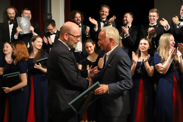 Mariusz Mróz (od lewej) – dyrygent Chóru Akademickiego Politechniki Gdańskiej odbiera Złoty Dyplom Festiwalu z rąk prof. Benedykta Błońskiego – jurora Festiwalu. Fot. Tomasz Rychłowski Chór Politechniki Gdańskiej z GRAND PRIX 61. Międzynarodowego Festiwal Pieśni Chóralnej im. prof. Jana Szyrockiego w Międzyzdrojach [POSŁUCHAJ, ZDJĘCIA]