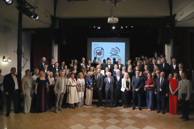 Chór Akademicki Politechniki Gdańskiej pod dyrekcją Mariusza Mroza z jurorami, organizatorami Festiwalu i władzami miasta Międzyzdroje. Fot. Tomasz Rychłowski Chór Politechniki Gdańskiej z GRAND PRIX 61. Międzynarodowego Festiwal Pieśni Chóralnej im. prof. Jana Szyrockiego w Międzyzdrojach [POSŁUCHAJ, ZDJĘCIA]