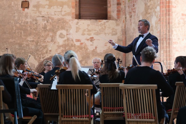 Przemysław Neumann dyryguje Orkiestrą Symfoniczną Filharmonii w Szczecinie na festiwalu Choriner Musicsommer w Niemczech. Fot. Dariusz Gorajski Szczecińscy filharmonicy w Chorin. To preludium do obchodów 150. rocznicy urodzin Karłowicza [ROZMOWA, ZDJĘCIA]