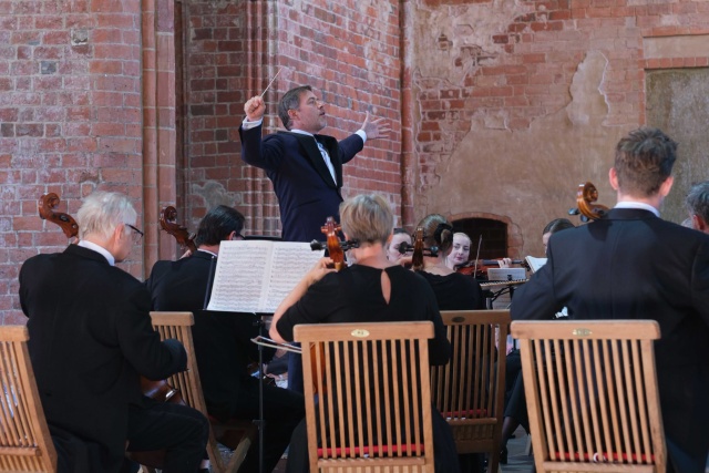 Przemysław Neumann dyryguje Orkiestrą Symfoniczną Filharmonii w Szczecinie na festiwalu Choriner Musicsommer w Niemczech. Fot. Dariusz Gorajski Szczecińscy filharmonicy w Chorin. To preludium do obchodów 150. rocznicy urodzin Karłowicza [ROZMOWA, ZDJĘCIA]