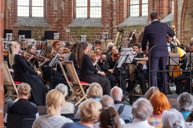 Orkiestra Symfoniczna Filharmonii w Szczecinie pod dyrekcją Przemysława Karłowicza w Szczecinie na festiwalu Choriner Musicsommer w Niemczech. Fot. Dariusz Gorajski Szczecińscy filharmonicy w Chorin. To preludium do obchodów 150. rocznicy urodzin Karłowicza [ROZMOWA, ZDJĘCIA]