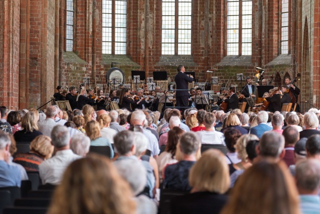 Orkiestra Symfoniczna Filharmonii w Szczecinie pod dyrekcją Przemysława Karłowicza w Szczecinie na festiwalu Choriner Musicsommer w Niemczech. Fot. Dariusz Gorajski Szczecińscy filharmonicy w Chorin. To preludium do obchodów 150. rocznicy urodzin Karłowicza [ROZMOWA, ZDJĘCIA]