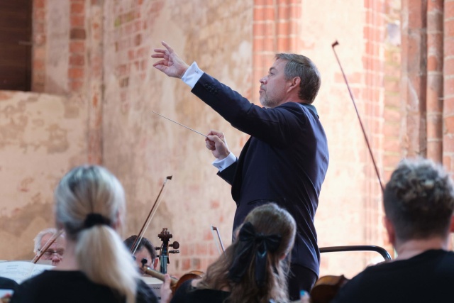 Przemysław Neumann dyryguje Orkiestrą Symfoniczną Filharmonii w Szczecinie na festiwalu Choriner Musicsommer w Niemczech. Fot. Dariusz Gorajski Szczecińscy filharmonicy w Chorin. To preludium do obchodów 150. rocznicy urodzin Karłowicza [ROZMOWA, ZDJĘCIA]