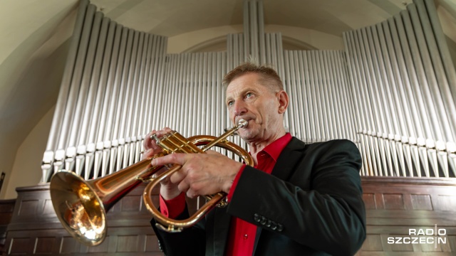 Roman Gryń – trębacz na festiwalu „Muzyczna podróż śladami Grünebergów” w Szczecinie (8 sierpnia 2026). Fot. Robert Stachnik [Radio Szczecin] Wirtuozi instrumentów dętych na Festiwalu Grünebergów [POSŁUCHAJ, ZDJĘCIA]