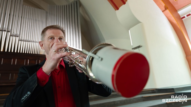 Roman Gryń – trębacz na Festiwalu „Muzyczna podróż śladami Grünebergów” w Szczecinie (8 sierpnia 2026). Fot. Robert Stachnik [Radio Szczecin] Wirtuozi instrumentów dętych na Festiwalu Grünebergów [POSŁUCHAJ, ZDJĘCIA]