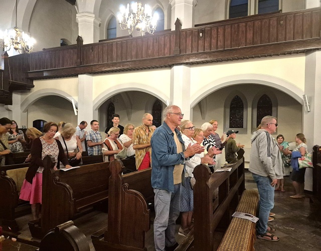 Publiczność 27. Festiwalu „Międzyzdrojskie Czwartki Organowe” oklaskuje występ flecisty Łukasza Długosza i organisty Romana Peruckiego. Fot. Materiały prasowe organizatora Trwa 27. Festiwal „Międzyzdrojskie Czwartki Organowe” [POSŁUCHAJ, ZDJĘCIA]
