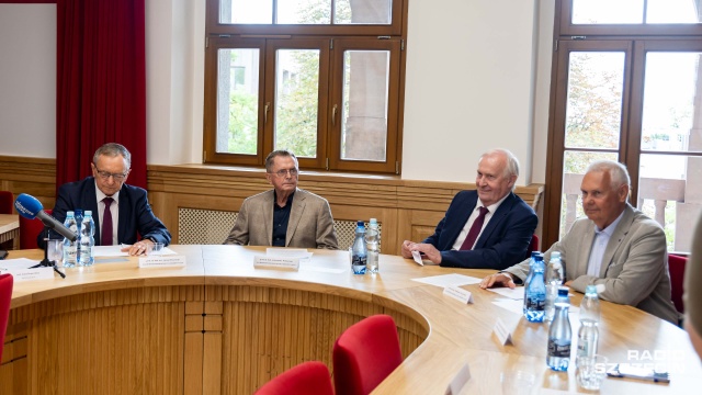 Członkowie Kapituły Zachodniopomorskiego Klubu Liderów Nauki: prof. dr hab. Antoni Morawski (pierwszy od lewej), prof. dr hab. Aleksander Wolszczan, prof. dr hab. Jan Lubiński i prof. dr hab. Waldemar Tarczyński. Fot. Robert Stachnik/Radio Szczecin Profesor Sylwia Fabiańczyk-Makuch uhonorowana Zachodniopomorskim Noblem 2025 [ROZMOWA, ZDJĘCIA]