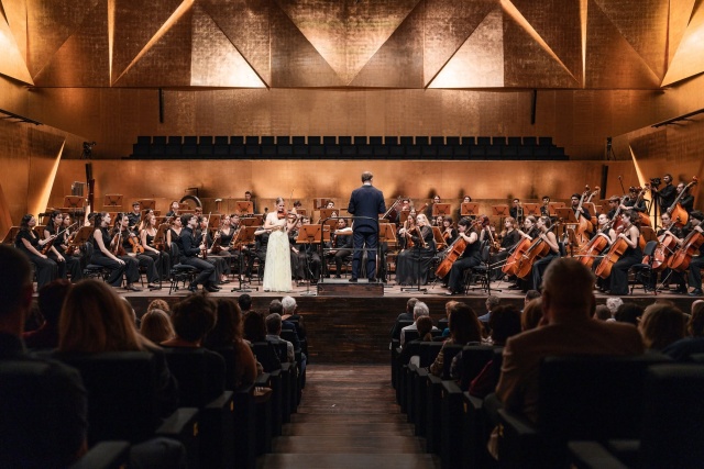 Zofia Anna Olesik – skrzypaczka z International Lutosławski Youth Orchestra pod dyrekcją Przemysława Neumanna. Fot. Piotr Nykowski Finał 14. edycji ILYO w Szczecinie i Katowicach muzycznym wulkanem energii [POSŁUCHAJ, ZDJĘCIA]