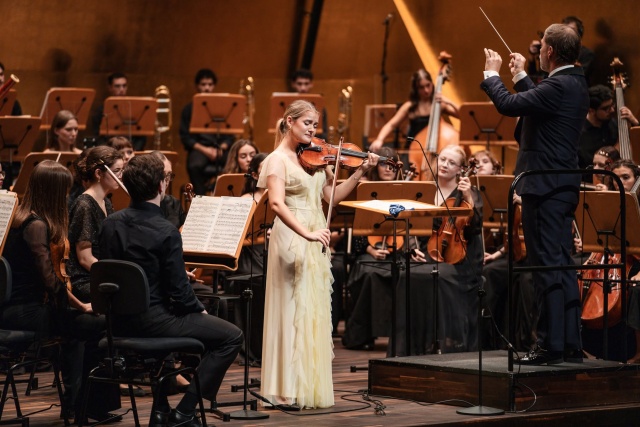 Zofia Anna Olesik – skrzypaczka gra z International Lutosławski Youth Orchestra pod batutą Przemysława Neumanna. Fot. Piotr Nykowski Finał 14. edycji ILYO w Szczecinie i Katowicach muzycznym wulkanem energii [POSŁUCHAJ, ZDJĘCIA]